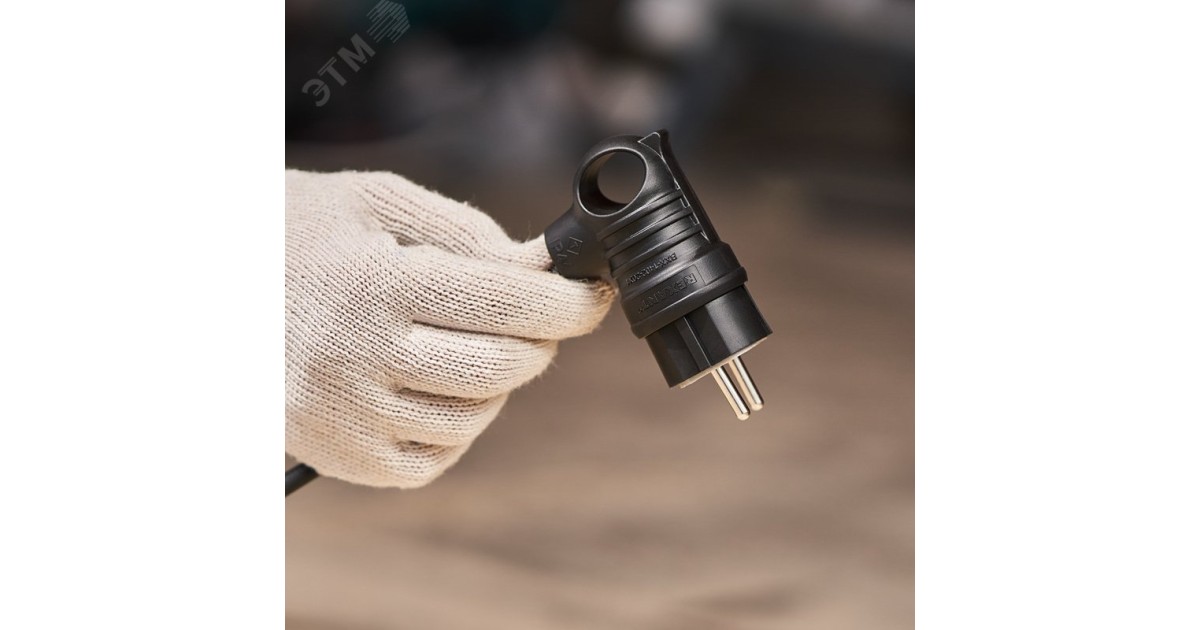 Купить Вилка угловая влагозащ. с кольцом с/з 16А IP44 каучук 111-002 Rexant оптом в Москве