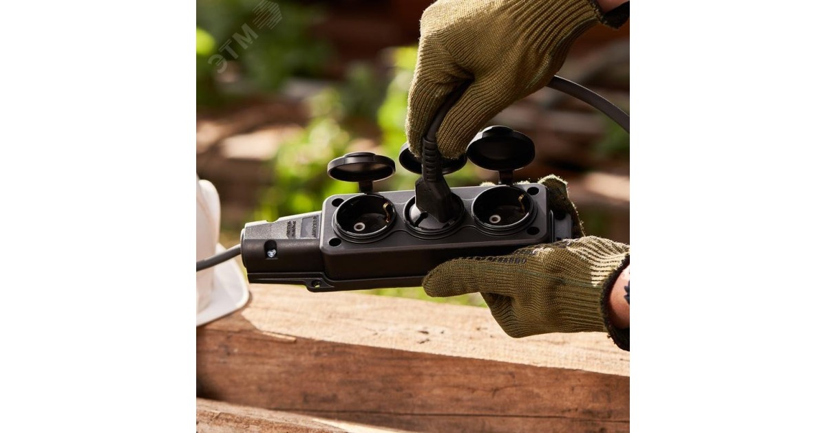 Купить Розетка штепсельная трехместная влагозащ. с/з 16А IP54 каучук 111-113 Rexant оптом в Москве